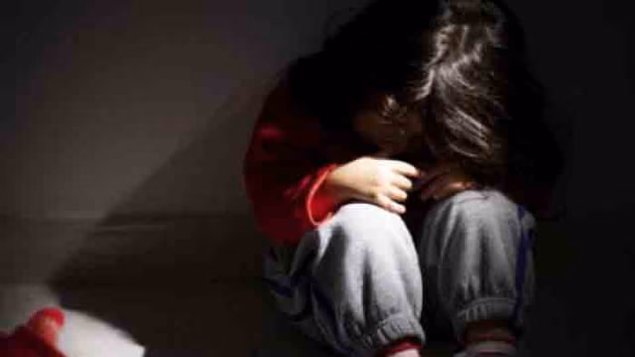 హైదరాబాద్ లో దారుణం: మూడేళ్ల చిన్నారిపై అత్యాచారం హైదరాబాద్ లో దారుణం: మూడేళ్ల చిన్నారిపై అత్యాచారం