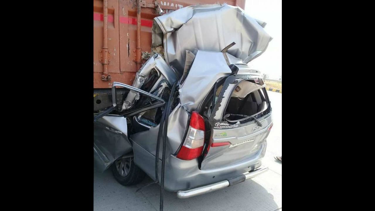 லாரியின் மீது கார் மோதல் இரத்த வெள்ளத்தில் உயிரிழந்த ஓட்டுநர்; நண்பர்கள் படுகாயம்... லாரியின் மீது கார் மோதல் இரத்த வெள்ளத்தில் உயிரிழந்த ஓட்டுநர்; நண்பர்கள் படுகாயம்...