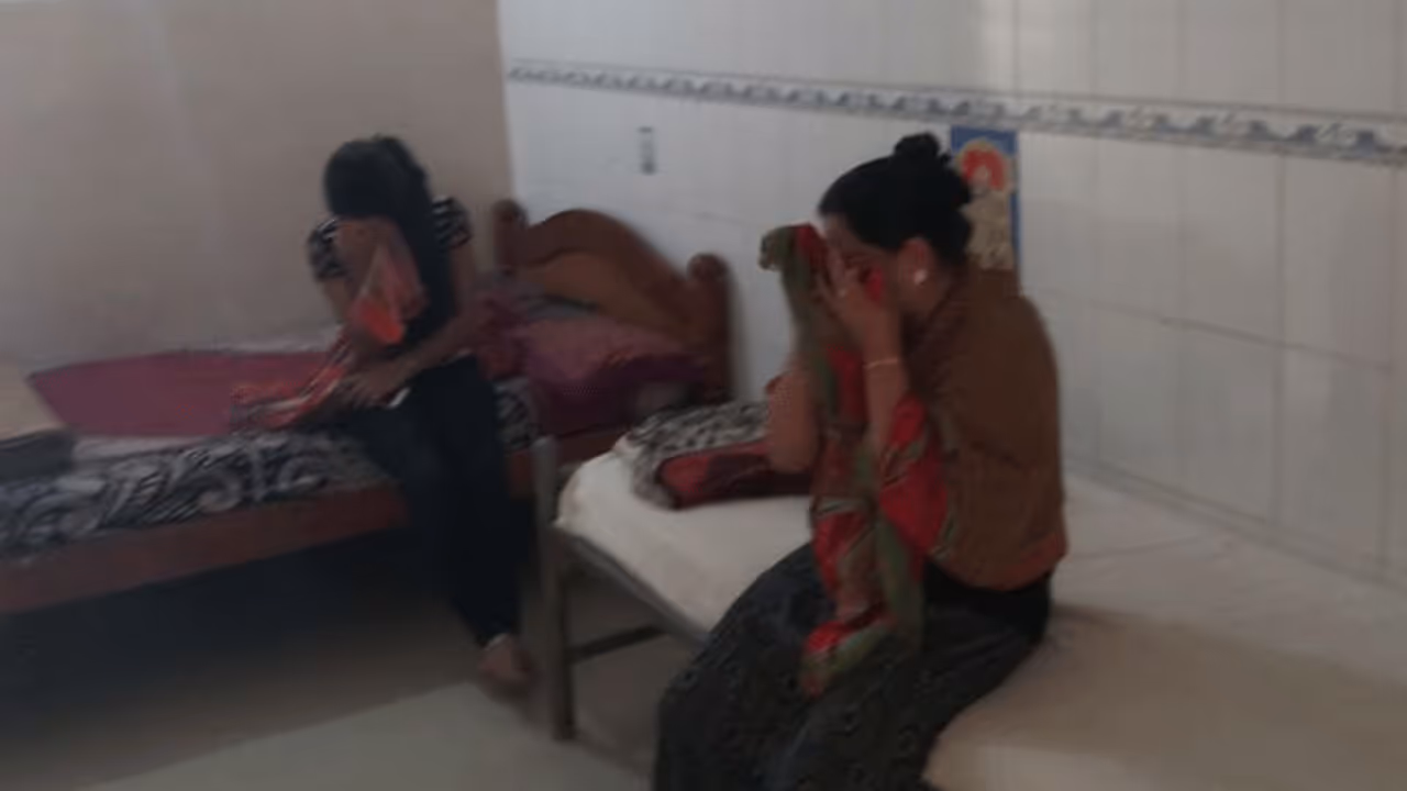 ಲಾಡ್ಜ್ ಗಳ ಮೇಲೆ ದಾಳಿ : ವೇಶ್ಯಾವಾಟಿಕೆಯಲ್ಲಿ ತೊಡಗಿದ್ದವರ ಬಂಧನ ಲಾಡ್ಜ್ ಗಳ ಮೇಲೆ ದಾಳಿ : ವೇಶ್ಯಾವಾಟಿಕೆಯಲ್ಲಿ ತೊಡಗಿದ್ದವರ ಬಂಧನ