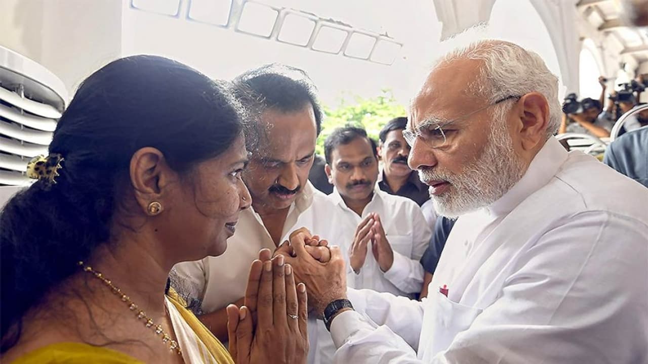 ஸ்டாலினும் மோடியும் சிரித்து பேசினால் உடனே கூட்டணியா.?? அசால்ட் செய்த கனிமொழி 