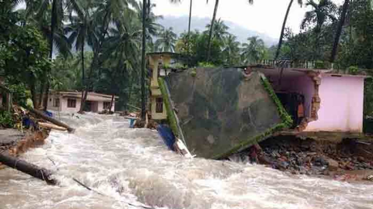 కేరళ విలవిల..భారీ వర్షాలకు 26 మంది మృతి...పరిస్థితి భయానకం కేరళ విలవిల..భారీ వర్షాలకు 26 మంది మృతి...పరిస్థితి భయానకం
