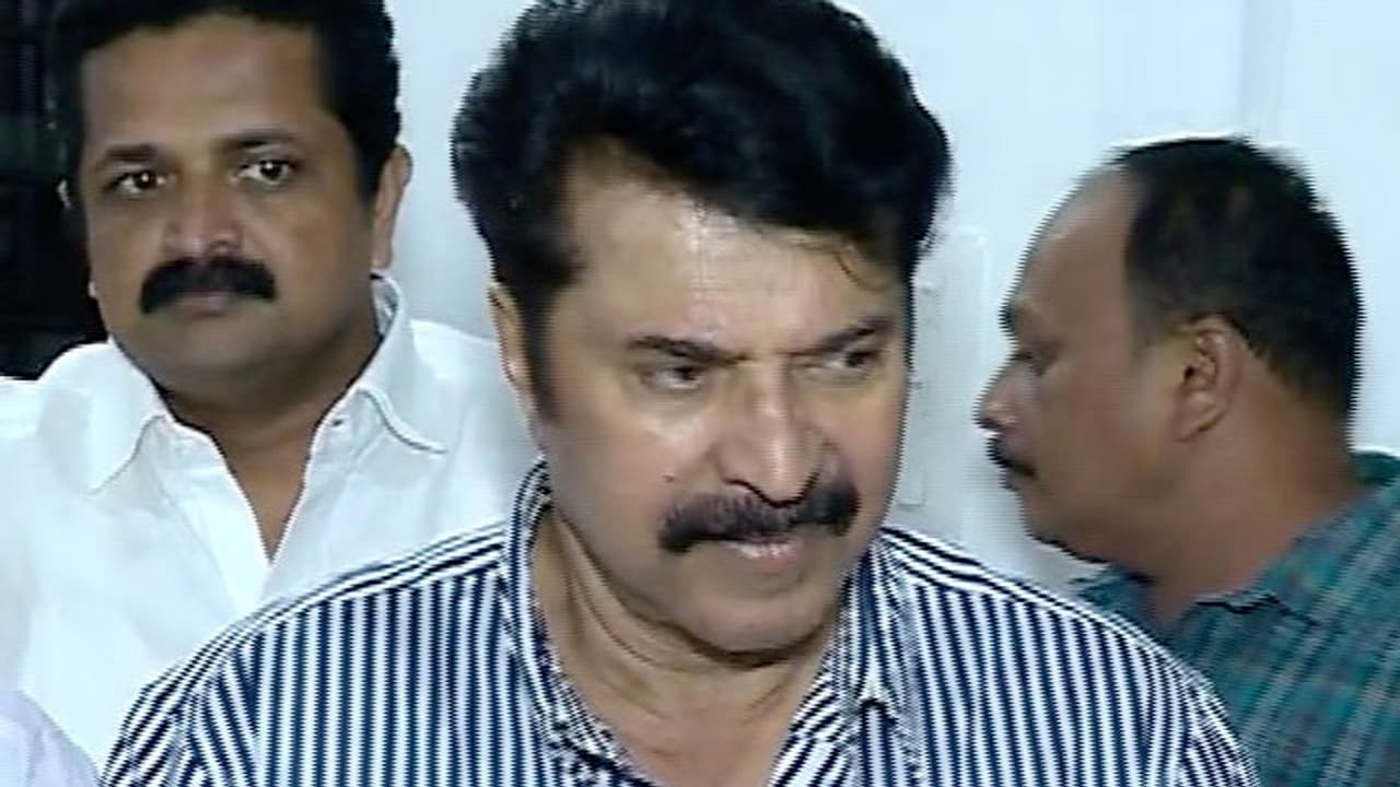 വെള്ളപ്പൊക്ക ദുരിതബാധിതർക്ക് സഹായ ഹസ്തവുമായി മമ്മൂട്ടി വെള്ളപ്പൊക്ക ദുരിതബാധിതർക്ക് സഹായ ഹസ്തവുമായി മമ്മൂട്ടി