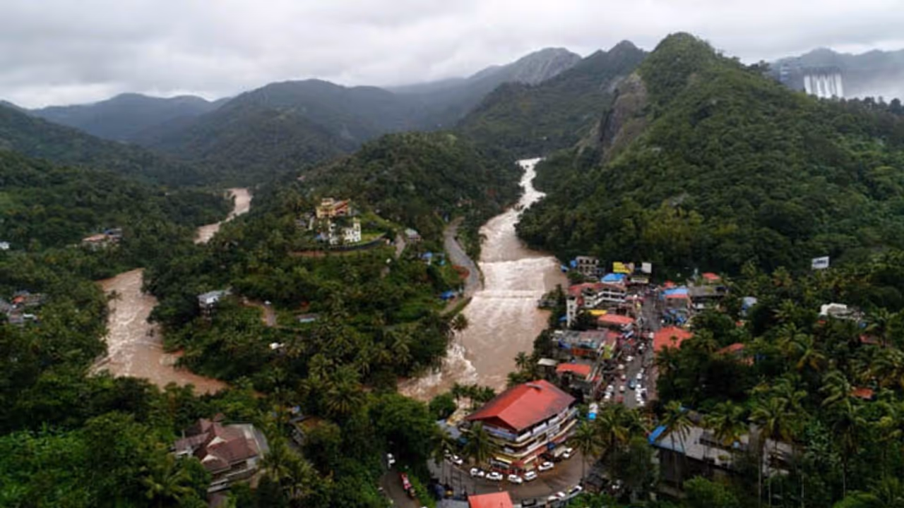 കനത്തമഴ: വൈദ്യുതിയും റേഞ്ചുമില്ല; പ്ലസ് വൺ അലോട്ട്‌മെന്‍റിന് രജിസ്റ്റര്‍ ചെയ്യാനാകാതെ തോട്ടം മേഖലയിലെ കുട്ടികൾ