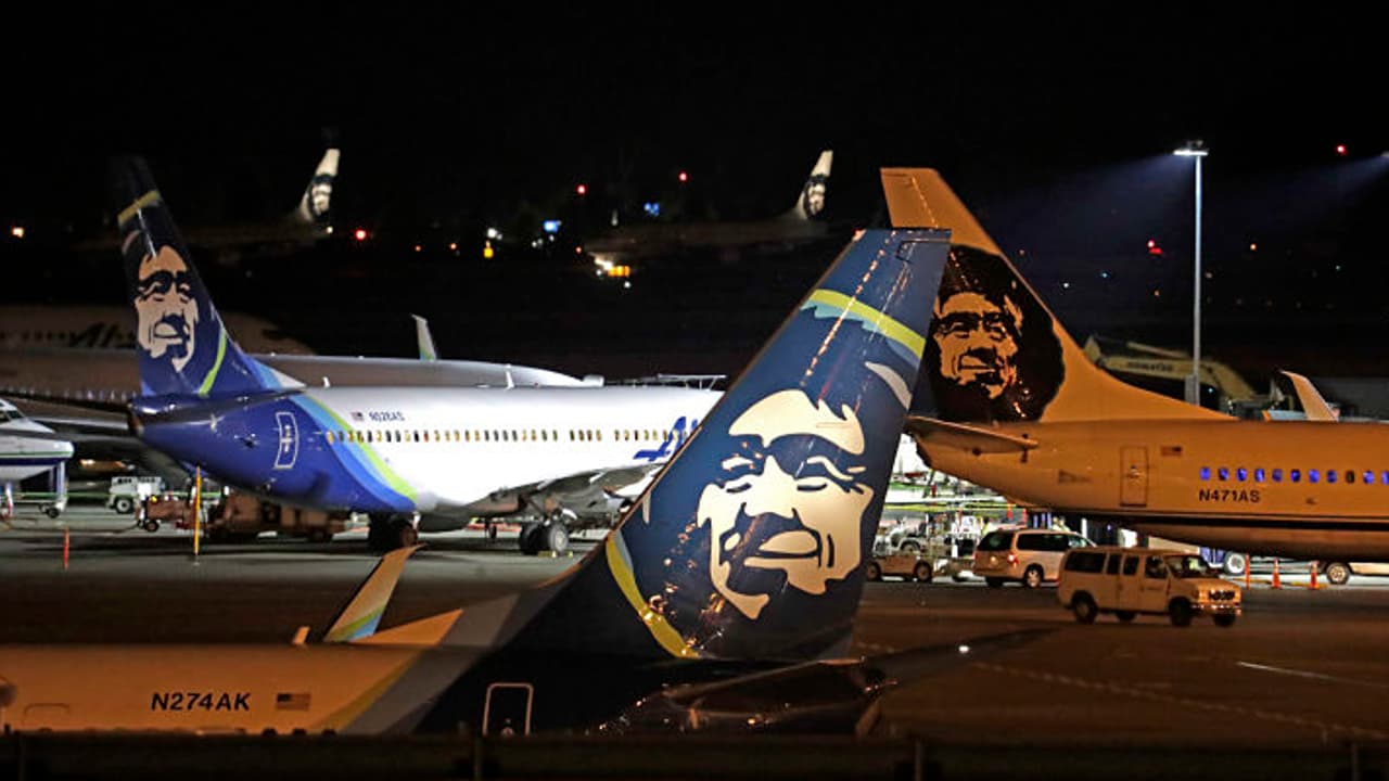 Alaska airlines: 'Suicidal' mechanic steals plane from Seattle airport Alaska airlines: 'Suicidal' mechanic steals plane from Seattle airport