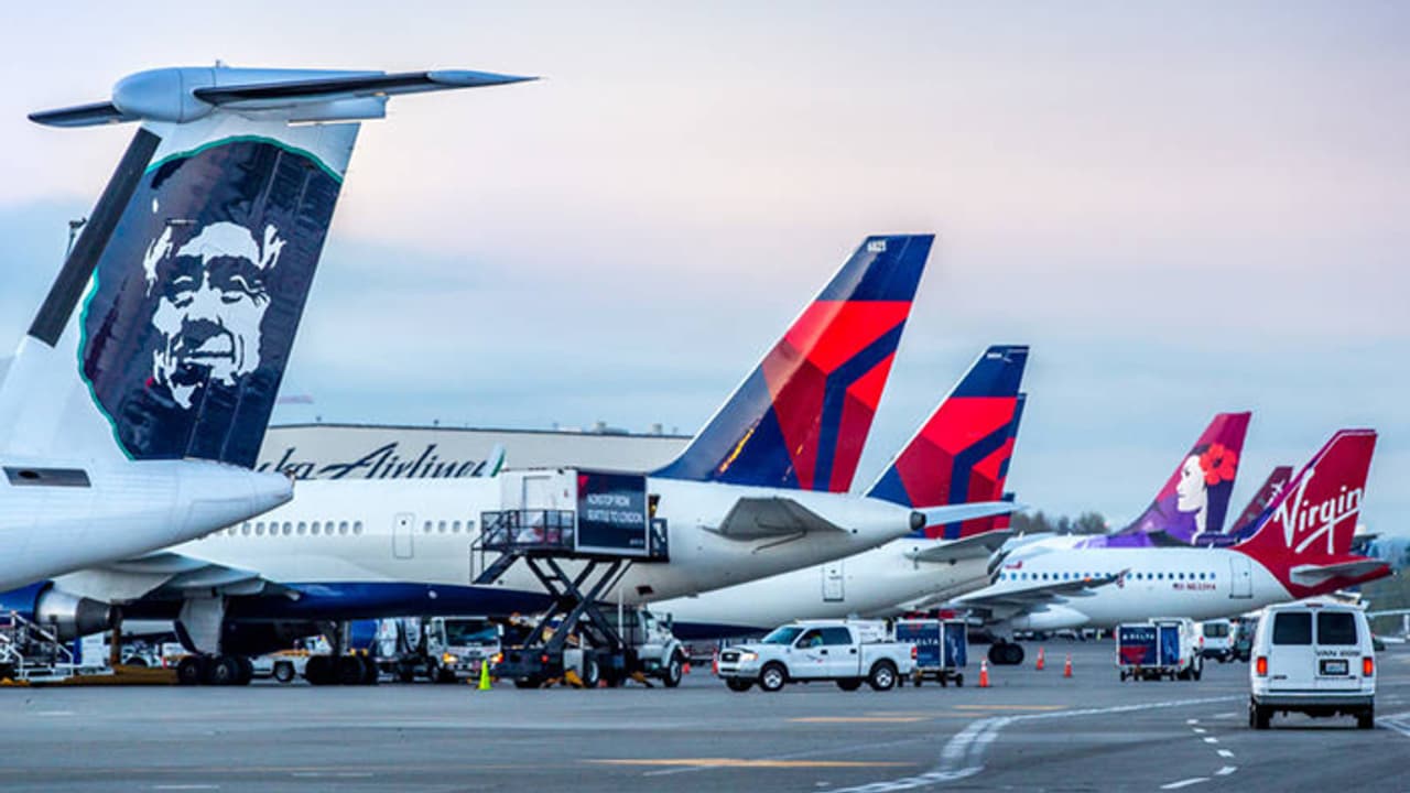 ఉద్యోగే విమానాన్ని దొంగిలించాడు: కుప్పకూలింది