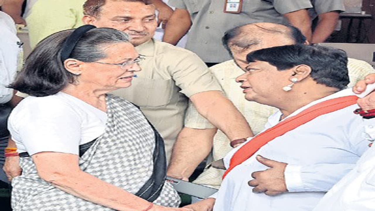 వేషాలు: ఎంపీ శివప్రసాద్ పై తమన్నా ఫిర్యాదు, కేసు నమోదు వేషాలు: ఎంపీ శివప్రసాద్ పై తమన్నా ఫిర్యాదు, కేసు నమోదు