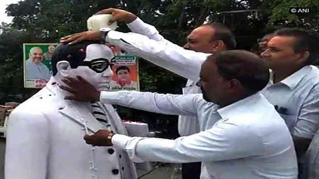 ബിജെപി നേതാക്കൾ മാലയിട്ട അംബേദ്കർ പ്രതിമയെ പാലും ഗംഗാജലവും കൊണ്ട് ശുദ്ധീകരിച്ച് ദളിതർ ബിജെപി നേതാക്കൾ മാലയിട്ട അംബേദ്കർ പ്രതിമയെ പാലും ഗംഗാജലവും കൊണ്ട് ശുദ്ധീകരിച്ച് ദളിതർ