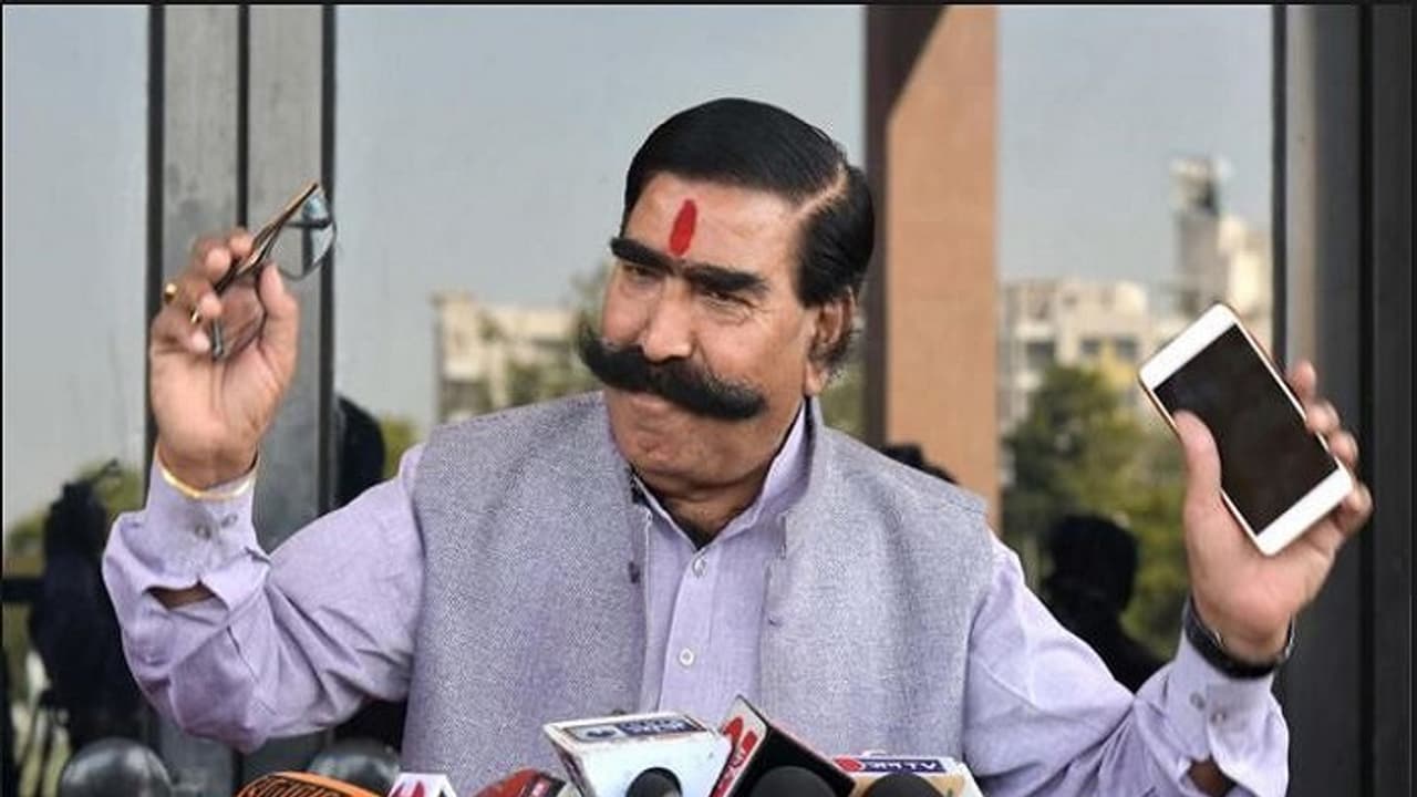 ಹಂದಿ ಮಾಂಸ ತಿನ್ನುತ್ತಿದ್ದ ನೆಹರೂ ಪಂಡಿತ್ ಅಲ್ಲ: 'ಜ್ಞಾನ' ಹಂಚಿದ ಅಹುಜಾ!