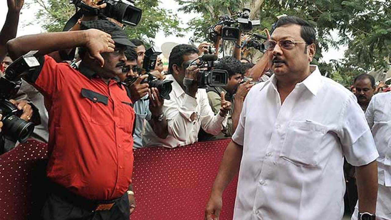 ரீ என்ட்ரி கொடுக்க நாள் குறிக்கும் அழகிரி... அறிவாலயத்தில் மீட்டிங் போட்ட அதே நேரத்தில் வைத்த அலர்ட்! ரீ என்ட்ரி கொடுக்க நாள் குறிக்கும் அழகிரி... அறிவாலயத்தில் மீட்டிங் போட்ட அதே நேரத்தில் வைத்த அலர்ட்!