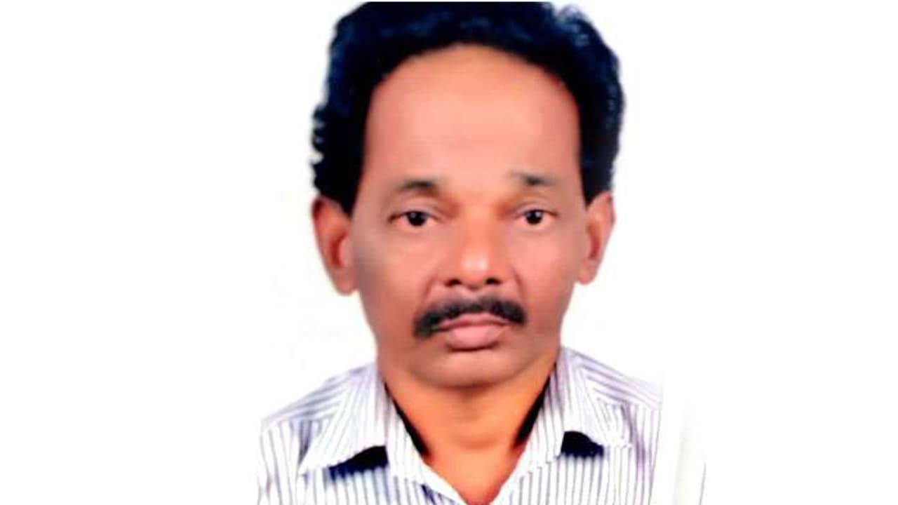 ആശുപത്രിയിലേക്കുള്ള യാത്രക്കിടെ ഭാര്യയുടെ മുന്നില് വച്ച് ഭര്ത്താവ് ട്രയിനിടിച്ച് മരിച്ചു ആശുപത്രിയിലേക്കുള്ള യാത്രക്കിടെ ഭാര്യയുടെ മുന്നില് വച്ച് ഭര്ത്താവ് ട്രയിനിടിച്ച് മരിച്ചു