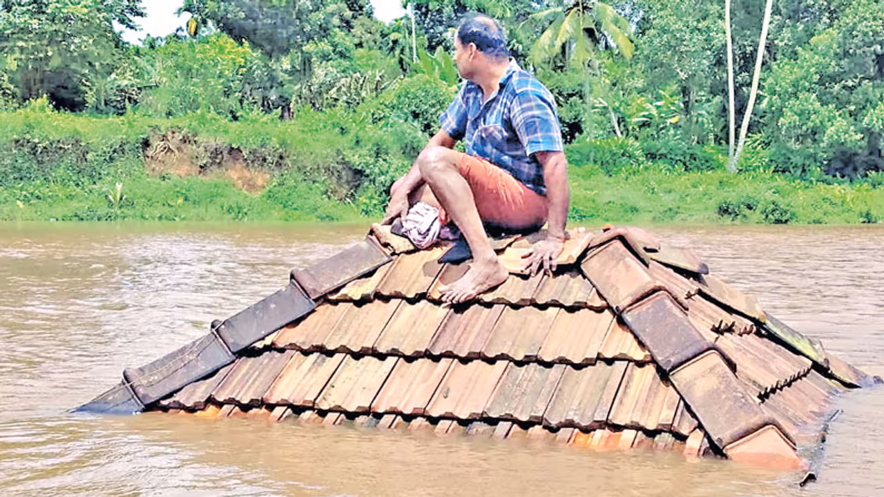 கேரளாவில் அடுத்த 2 நாட்களுக்கு பேய் மழை பெய்யுமாம் !! அச்சத்தில் பொது மக்கள் !! நிரம்பி வழியும் நிவாரண முகாம்கள்… கேரளாவில் அடுத்த 2 நாட்களுக்கு பேய் மழை பெய்யுமாம் !! அச்சத்தில் பொது மக்கள் !! நிரம்பி வழியும் நிவாரண முகாம்கள்…