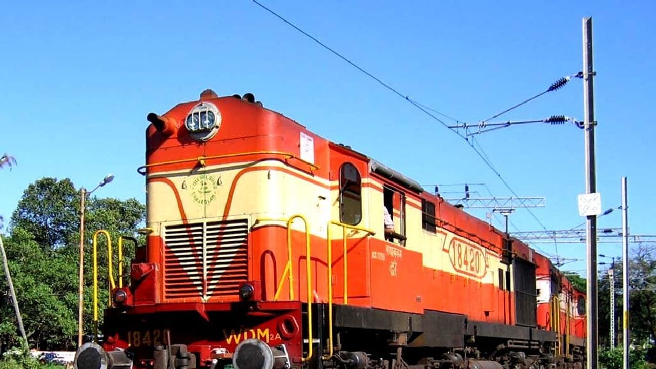 പ്രളയ ദുരിതത്തിനൊപ്പം യാത്രാദുരിതവും; ദിര്ഘദൂര ട്രെയിന് സര്വ്വീസുകള് റദ്ദാക്കി പ്രളയ ദുരിതത്തിനൊപ്പം യാത്രാദുരിതവും; ദിര്ഘദൂര ട്രെയിന് സര്വ്വീസുകള് റദ്ദാക്കി