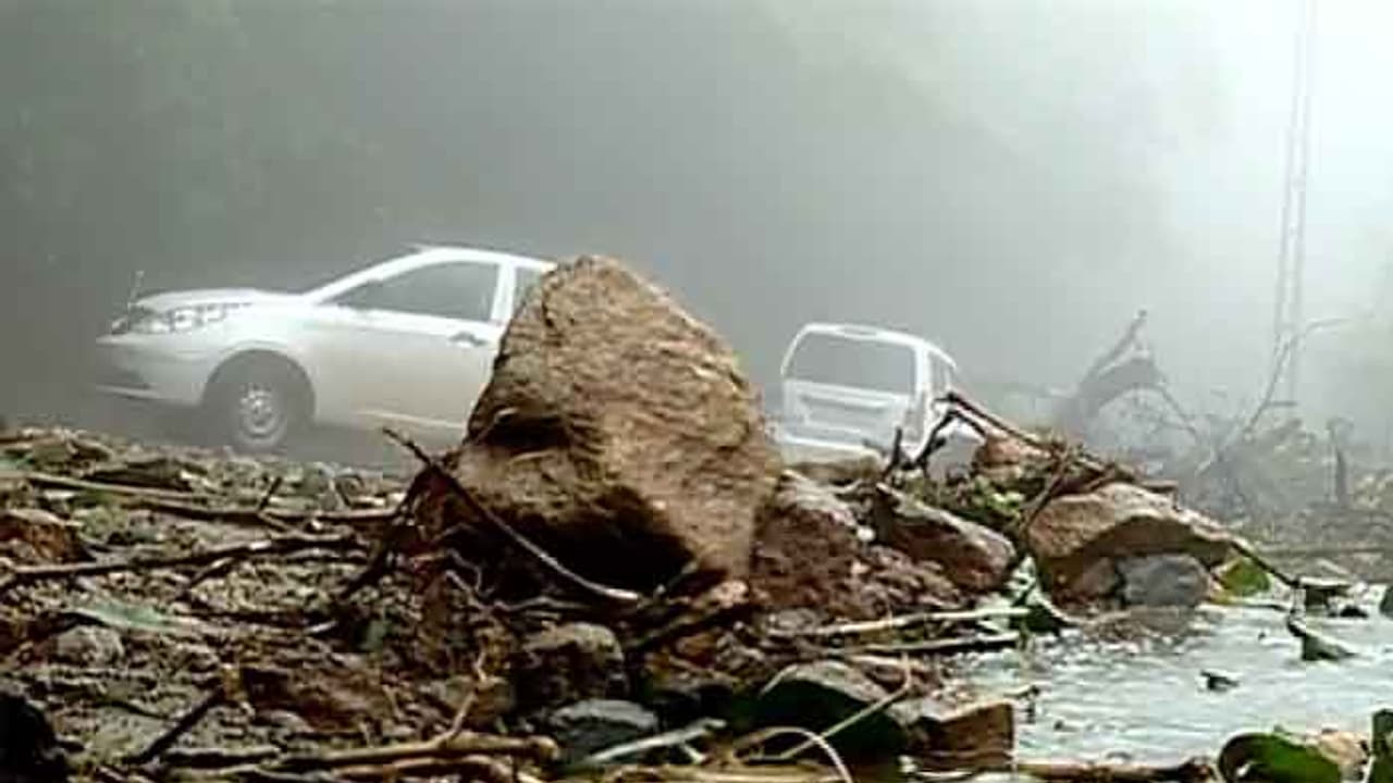 കൊട്ടിയൂർ പാല്ചുരം വയനാട് അന്തർസംസ്ഥാന പാത പൂർണമായും തകർന്നു കൊട്ടിയൂർ പാല്ചുരം വയനാട് അന്തർസംസ്ഥാന പാത പൂർണമായും തകർന്നു