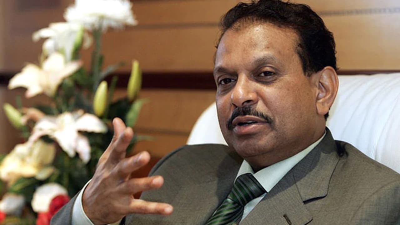 മഹാപ്രളയത്തില് കൈതാങ്ങുമായി യൂസഫലി; ദുരിതാശ്വാസ നിധിയിലേക്ക് അഞ്ച് കോടി നല്കും മഹാപ്രളയത്തില് കൈതാങ്ങുമായി യൂസഫലി; ദുരിതാശ്വാസ നിധിയിലേക്ക് അഞ്ച് കോടി നല്കും