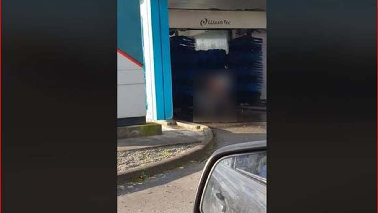 ಬೆತ್ತಲೆಯ ದೃಶ್ಯ ನೋಡಲು ನೂಕುನುಗ್ಗಲು !