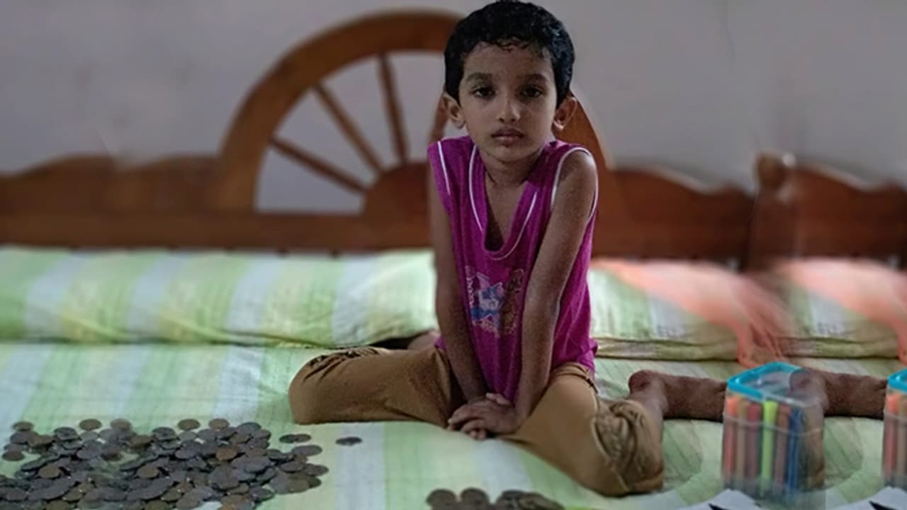 'സ്റ്റഡി ടേബിൾ വാങ്ങാൻ വച്ചതായിരുന്നു, ഇനിയിത് ദുരിതാശ്വാസ ഫണ്ടിലേക്ക് നൽകിയാൽ മതിയെന്ന് ആച്ചു' 'സ്റ്റഡി ടേബിൾ വാങ്ങാൻ വച്ചതായിരുന്നു, ഇനിയിത് ദുരിതാശ്വാസ ഫണ്ടിലേക്ക് നൽകിയാൽ മതിയെന്ന് ആച്ചു'