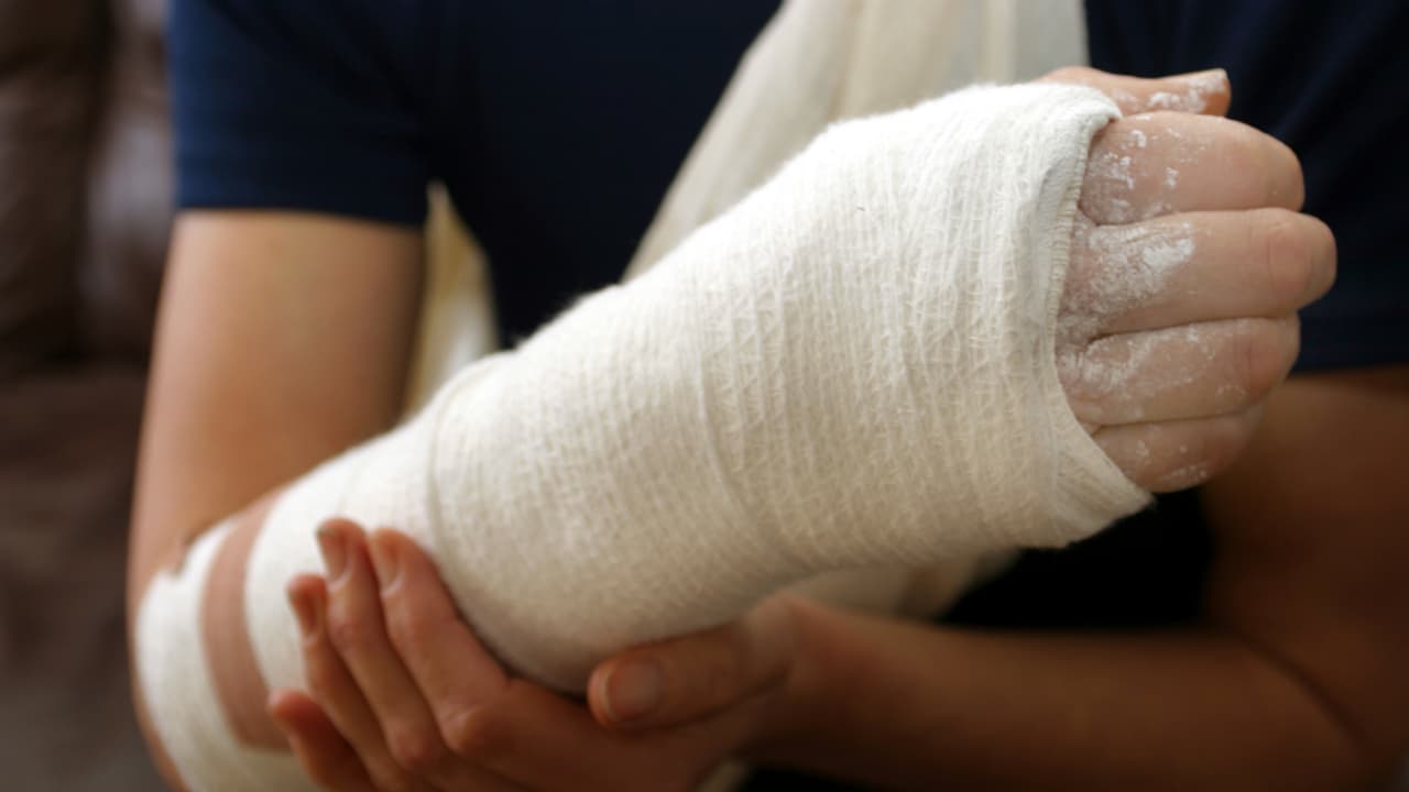 విద్యార్థి ప్రాణం మీదకు తెచ్చిన అద్దం.. పరిస్థితి విషమం