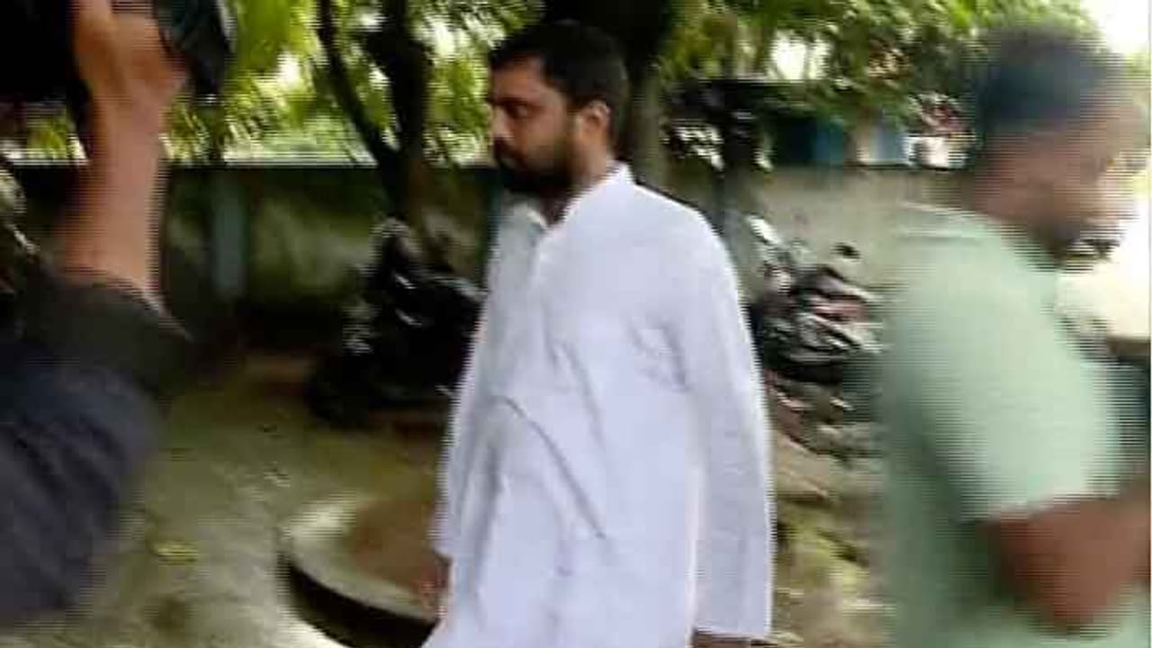 വീട്ടമ്മയെ ബലാൽസംഗം ചെയ്ത കേസ്; കീഴടങ്ങിയ വൈദികന് റിമാന്റില് വീട്ടമ്മയെ ബലാൽസംഗം ചെയ്ത കേസ്; കീഴടങ്ങിയ വൈദികന് റിമാന്റില്