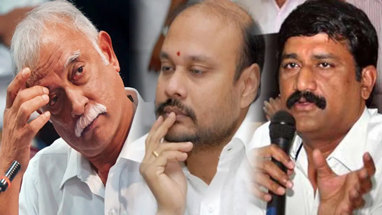 ముగ్గురూ ముగ్గురే: అంతర్గత కుమ్ములాటలతో టీడీపీ ఆందోళన ముగ్గురూ ముగ్గురే: అంతర్గత కుమ్ములాటలతో టీడీపీ ఆందోళన