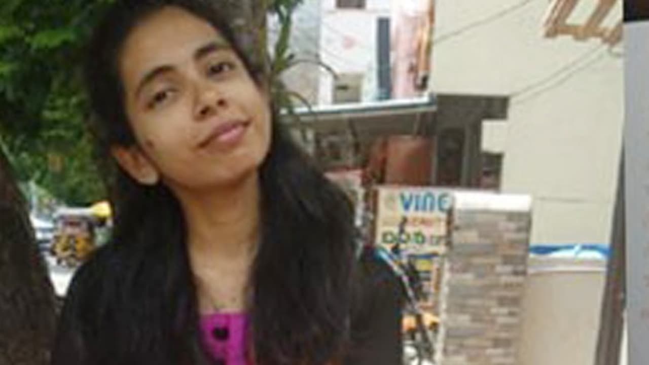 మెడికో గీతిక ఆత్మహత్య: తను లేకుండా బతకలేనమ్మా... మెడికో గీతిక ఆత్మహత్య: తను లేకుండా బతకలేనమ్మా...