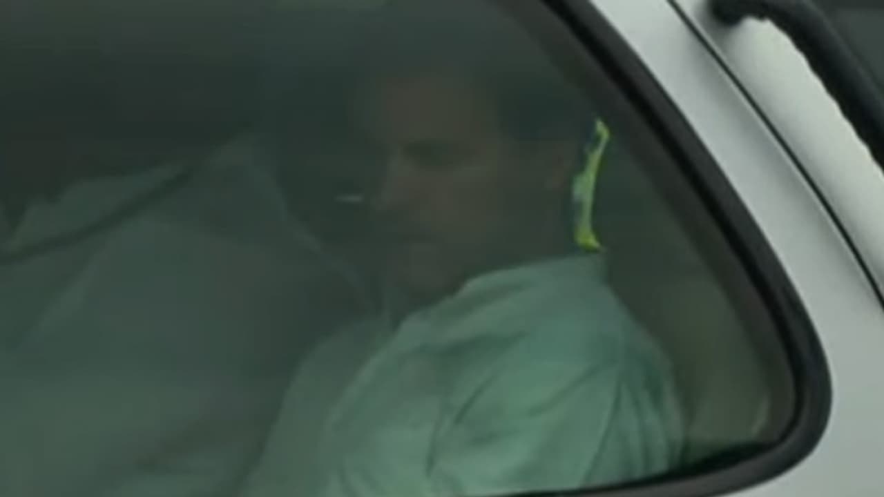 హైద్రాబాద్కు చేరుకొన్న రాహుల్: ఘనస్వాగతం పలికిన నేతలు హైద్రాబాద్కు చేరుకొన్న రాహుల్: ఘనస్వాగతం పలికిన నేతలు