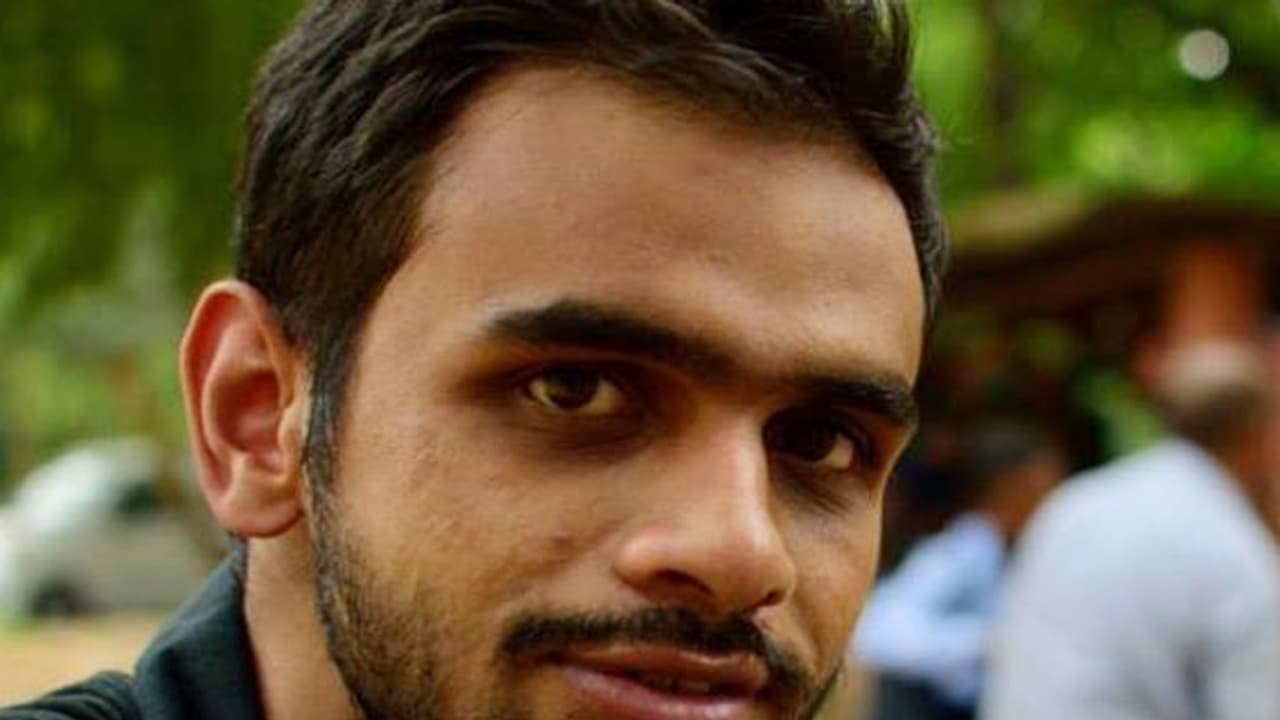 జెఎన్యూ విద్యార్థి ఉమర్ ఖలీద్పై కాల్పులు, తప్పిన ప్రాణాపాయం జెఎన్యూ విద్యార్థి ఉమర్ ఖలీద్పై కాల్పులు, తప్పిన ప్రాణాపాయం