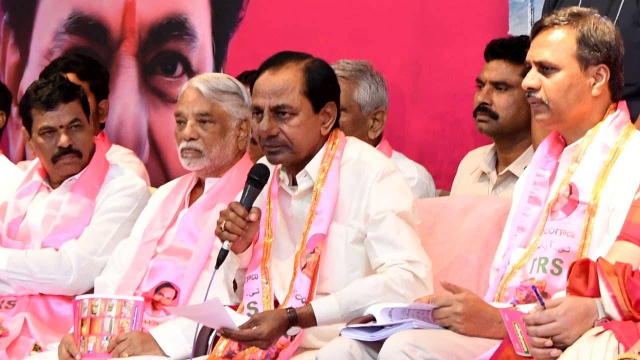 అసెంబ్లీ రద్దును మీకు చెప్పి చేస్తానా?: కేసీఆర్ అసెంబ్లీ రద్దును మీకు చెప్పి చేస్తానా?: కేసీఆర్