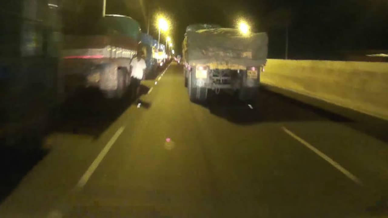 కానిస్టేబుల్ పై నుంచి దూసుకెళ్లిన ఇసుక లారీ.. అక్కడికక్కడే పోలీసు మృతి కానిస్టేబుల్ పై నుంచి దూసుకెళ్లిన ఇసుక లారీ.. అక్కడికక్కడే పోలీసు మృతి