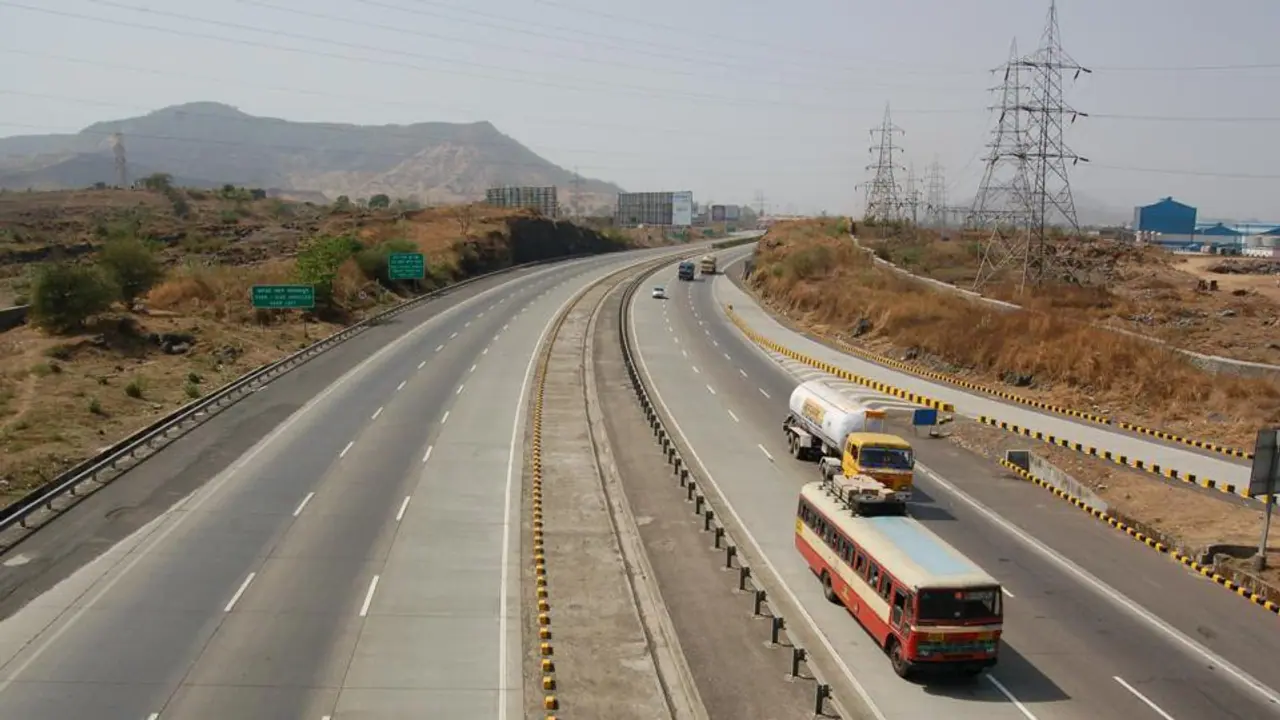 రోడ్డు దాటుతుండగా ప్రమాదం... వ్యక్తి మీద నుంచి 60వాహనాలు...