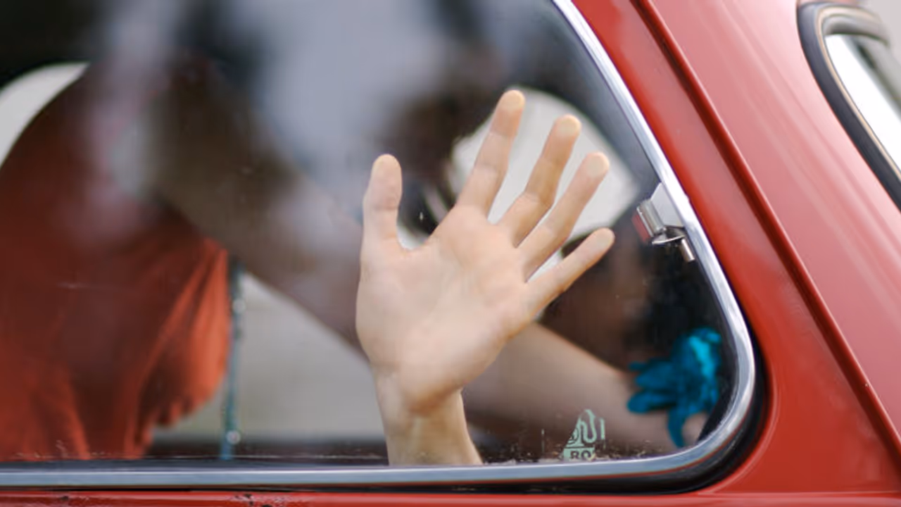 కారులో ముద్దుపెట్టుకున్న ప్రేమికులు.. అరెస్ట్