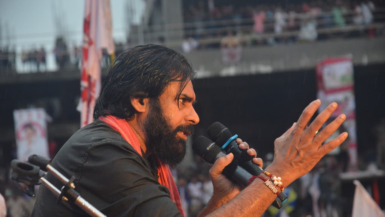 జనసేనలోకి 20 మంది ఎమ్మెల్యేలు, పవన్ తో చర్చించారు జనసేనలోకి 20 మంది ఎమ్మెల్యేలు, పవన్ తో చర్చించారు