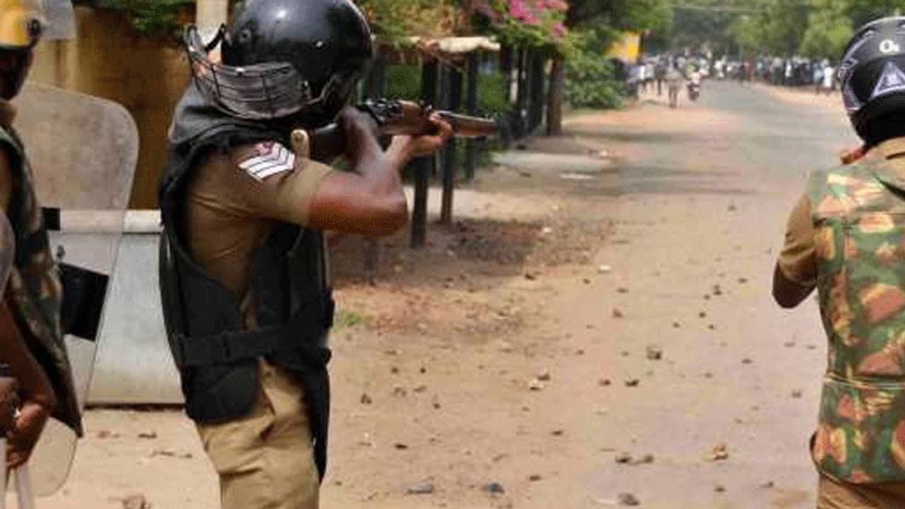 தூத்துக்குடி துப்பாக்கி சூடு அறிக்கை! மனதை கலங்க வைக்கும் ஷாக்கிங் நியூஸ்! ஒரே காவலர் 17 முறை துப்பாக்கி சூடு தூத்துக்குடி துப்பாக்கி சூடு அறிக்கை! மனதை கலங்க வைக்கும் ஷாக்கிங் நியூஸ்! ஒரே காவலர் 17 முறை துப்பாக்கி சூடு