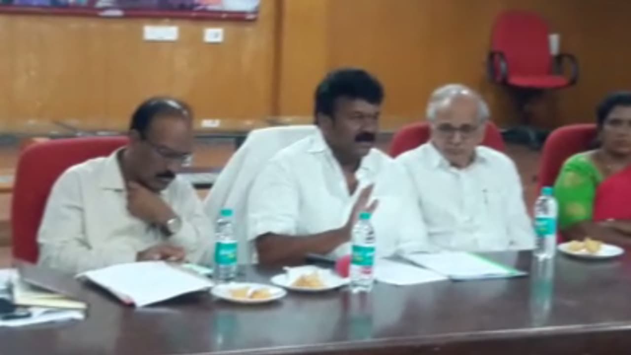 హైదరాబాద్ నగరంలో ని గ్రంధాలయాల అభివృధిపై మంత్రి తలసాని శ్రీనివాస్ యాదవ్ (వీడియో) హైదరాబాద్ నగరంలో ని గ్రంధాలయాల అభివృధిపై మంత్రి తలసాని శ్రీనివాస్ యాదవ్ (వీడియో)