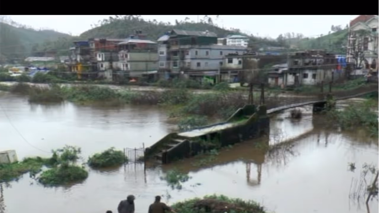 മാട്ടുപ്പെട്ടി അണക്കെട്ട് തുറന്നു; മൂന്നാര് ഒറ്റപ്പെട്ടു മാട്ടുപ്പെട്ടി അണക്കെട്ട് തുറന്നു; മൂന്നാര് ഒറ്റപ്പെട്ടു