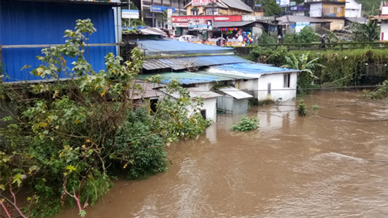 തോട്ടം തൊഴിലാളികളുടെ ലയങ്ങൾ തകർച്ചയിൽ; പരാതി പറയാൻ ഭയന്ന് തൊഴിലാളികൾ തോട്ടം തൊഴിലാളികളുടെ ലയങ്ങൾ തകർച്ചയിൽ; പരാതി പറയാൻ ഭയന്ന് തൊഴിലാളികൾ