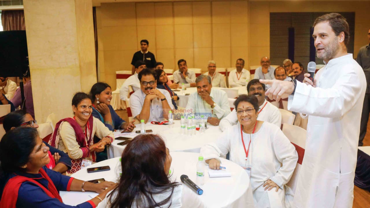 రాహుల్ గాంధీ సంకేతాలు: టీడీపితో కాంగ్రెసు పొత్తు రాహుల్ గాంధీ సంకేతాలు: టీడీపితో కాంగ్రెసు పొత్తు