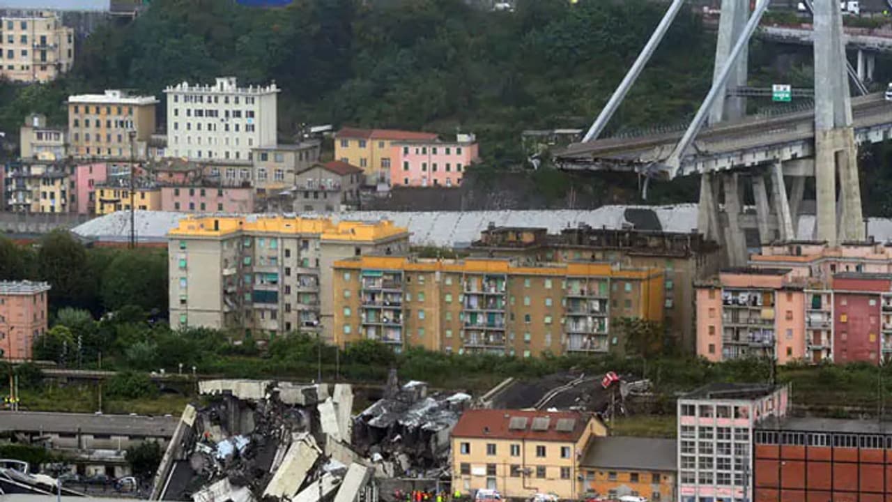 വമ്പന് മേല്പ്പാലം തകര്ന്ന് വീണ് 30 മരണം; പാലത്തിലൂടെ സഞ്ചരിച്ചിരുന്ന കാറുകള് ദുരന്തമായി വമ്പന് മേല്പ്പാലം തകര്ന്ന് വീണ് 30 മരണം; പാലത്തിലൂടെ സഞ്ചരിച്ചിരുന്ന കാറുകള് ദുരന്തമായി