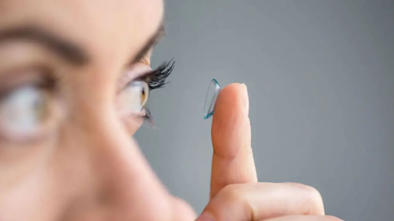 কনট্যাক্ট লেন্স পরার সময়ে এই পাঁচটি জিনিসের খেয়াল না রাখলে হারাতে পারেন দৃষ্টিশক্তি