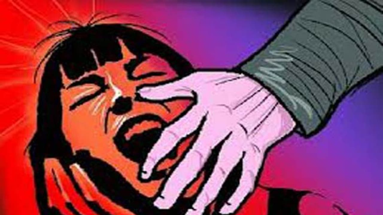 మూడేళ్ల చిన్నారిపై అత్యాచారం, గోళ్లతో రక్కి, చేతులు విరిచి హత్య మూడేళ్ల చిన్నారిపై అత్యాచారం, గోళ్లతో రక్కి, చేతులు విరిచి హత్య