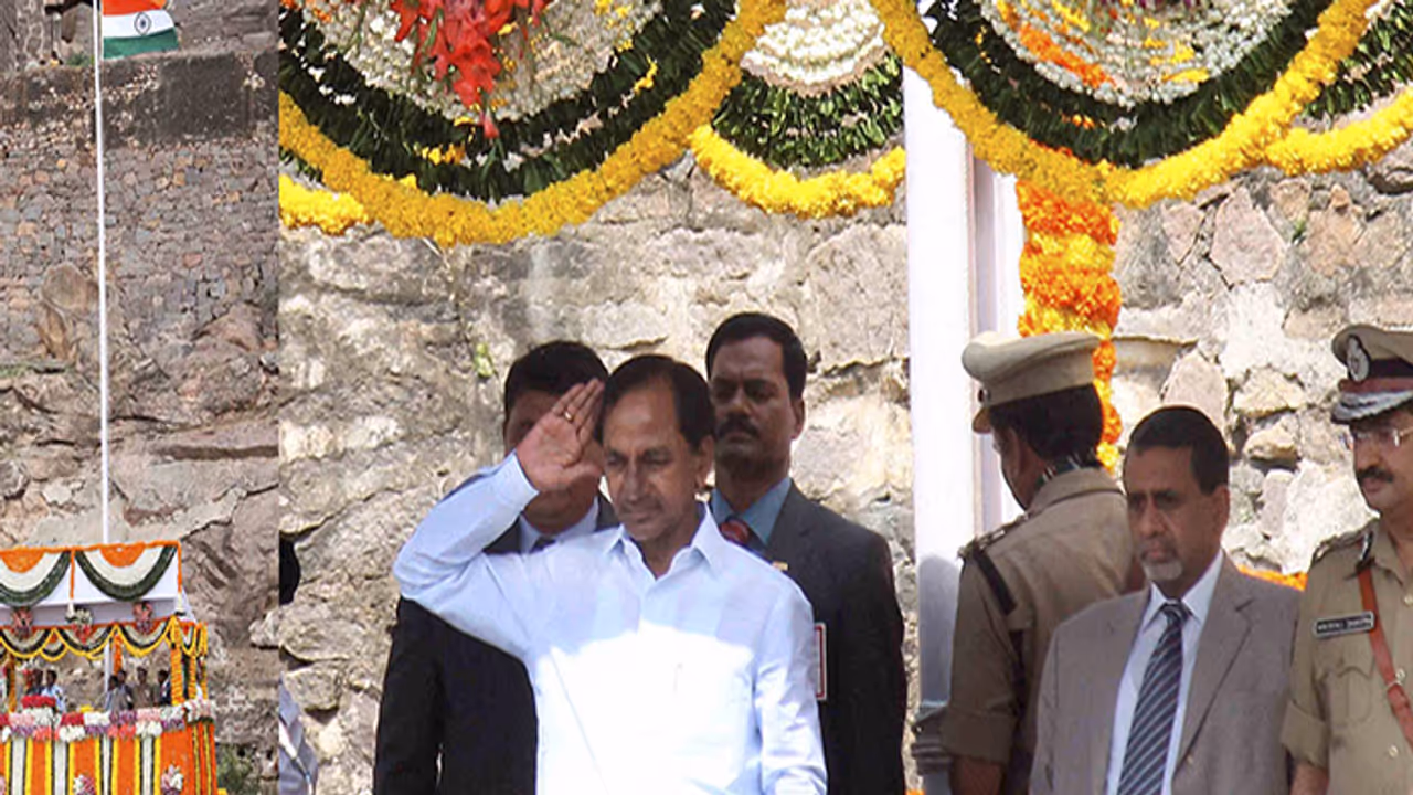 గోల్కొండ కోటలో జాతీయ జెండా ఎగరేసిన కేసీఆర్ గోల్కొండ కోటలో జాతీయ జెండా ఎగరేసిన కేసీఆర్