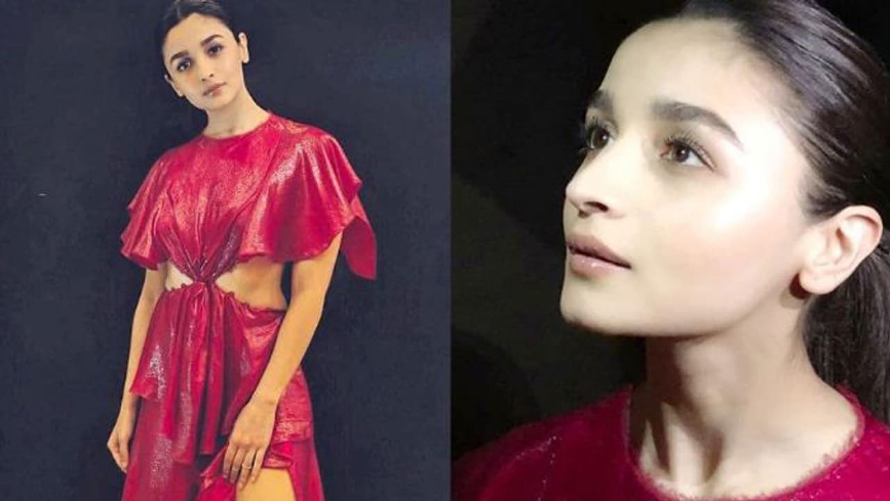 ചുവപ്പില് തിളങ്ങി ആലിയ ഭട്ട് : വസ്ത്രത്തിന്റെ വില കേട്ട് ഞെട്ടി ആരാധകര് ചുവപ്പില് തിളങ്ങി ആലിയ ഭട്ട് : വസ്ത്രത്തിന്റെ വില കേട്ട് ഞെട്ടി ആരാധകര്