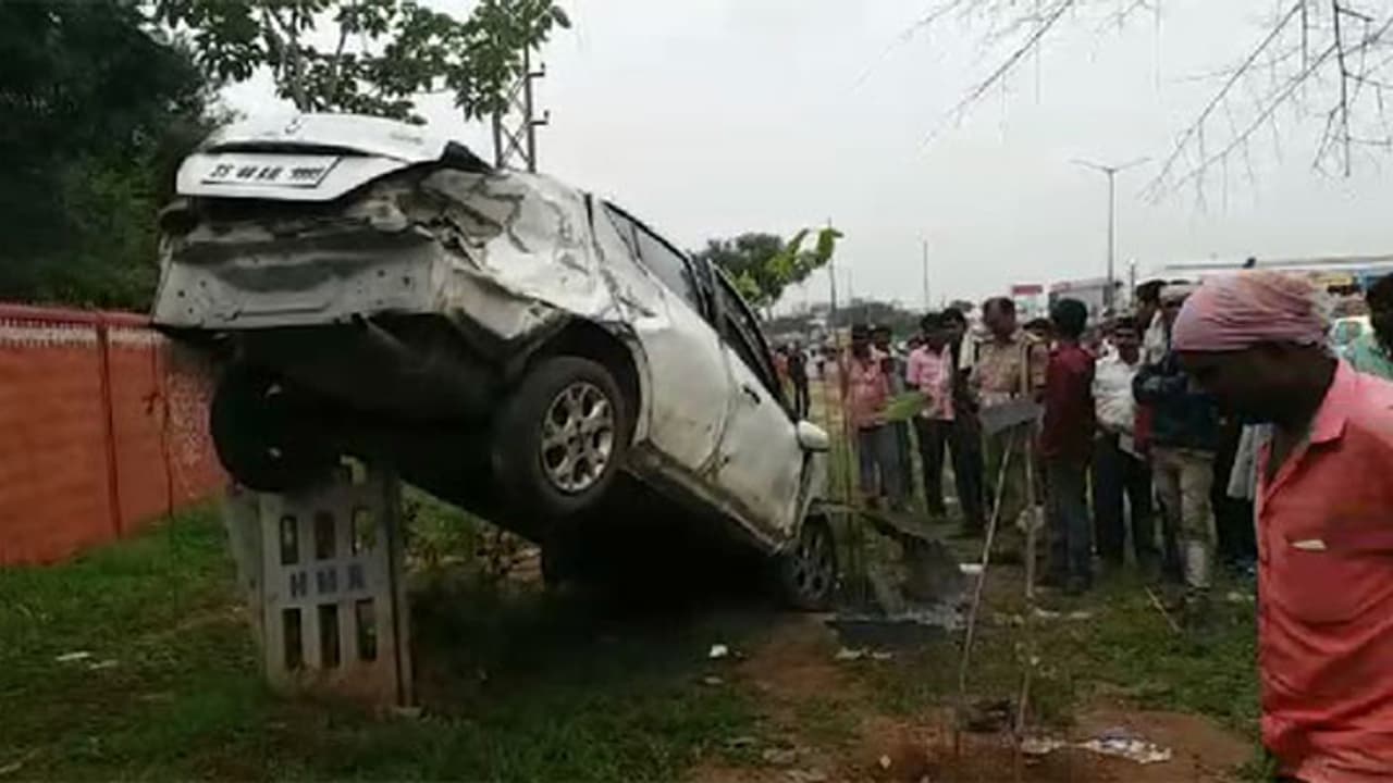 తప్పతాగి కారు నడిపి చంపారు: టెక్కీ సహా ఫ్రెండ్ అరెస్ట్, కారులో బీరు బాటిల్స్