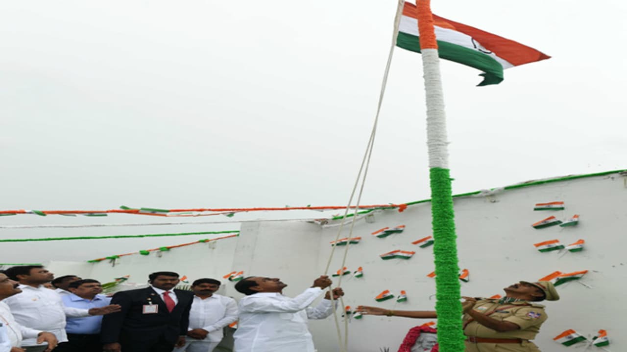 పార్టీ కార్యాలయాల్లో స్వాతంత్ర్యదినోత్సవ వేడుకలు పార్టీ కార్యాలయాల్లో స్వాతంత్ర్యదినోత్సవ వేడుకలు