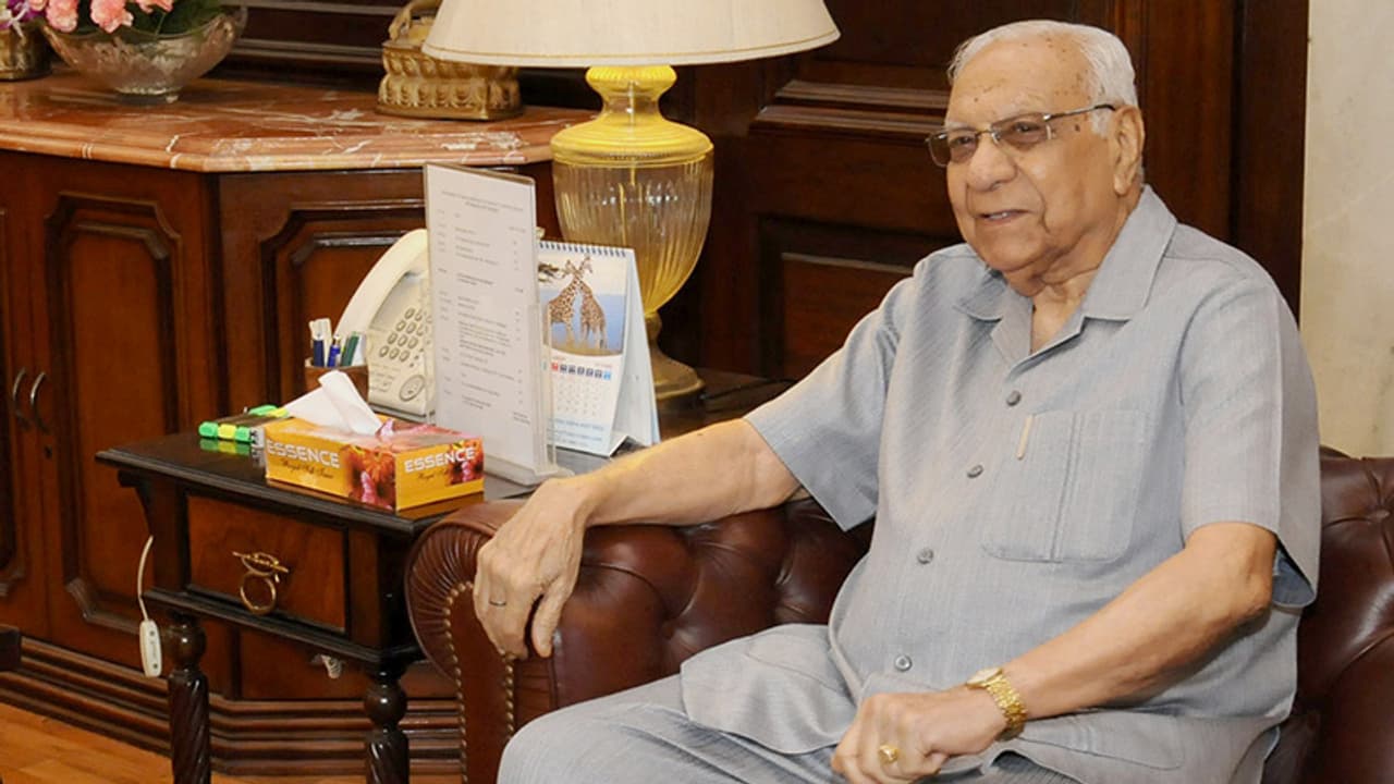 గుండెపోటుతో చత్తీస్ఘడ్ గవర్నర్ మృతి గుండెపోటుతో చత్తీస్ఘడ్ గవర్నర్ మృతి