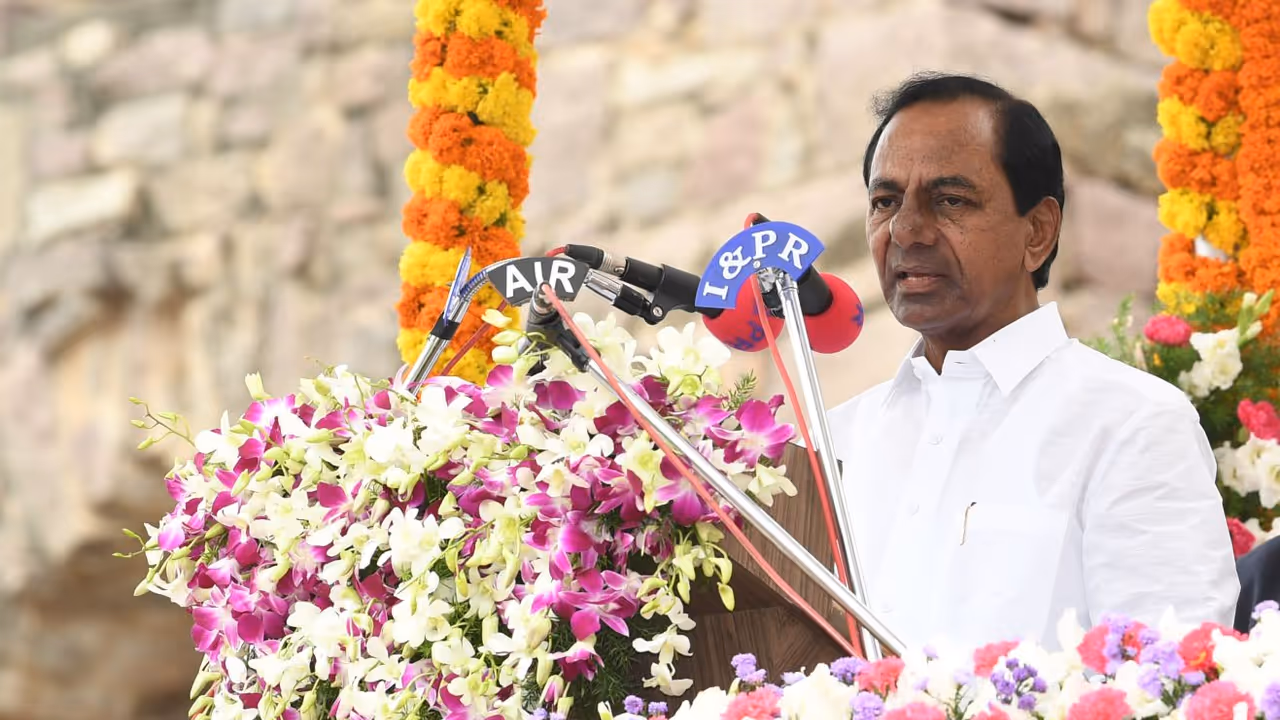 పాత చట్టాలను మార్చేస్తున్నాం.. గోల్కొండ కోటలో జెండా ఆవిష్కరణ అనంతరం కేసీఆర్ పాత చట్టాలను మార్చేస్తున్నాం.. గోల్కొండ కోటలో జెండా ఆవిష్కరణ అనంతరం కేసీఆర్