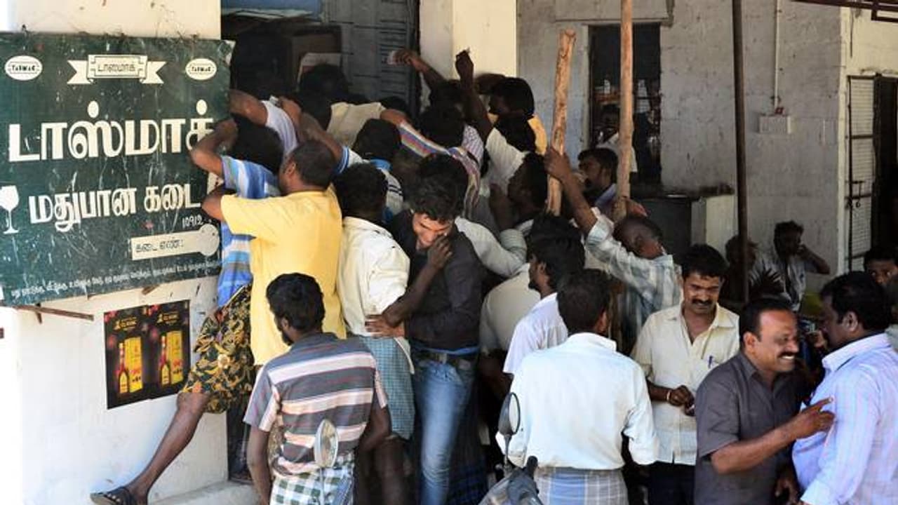 குடிமகன்களுக்கு பேரதிர்ச்சி..! சரக்கு விலை தாறுமாறு உயர்வு..! இன்று அமலாகிறது..! குடிமகன்களுக்கு பேரதிர்ச்சி..! சரக்கு விலை தாறுமாறு உயர்வு..! இன்று அமலாகிறது..!