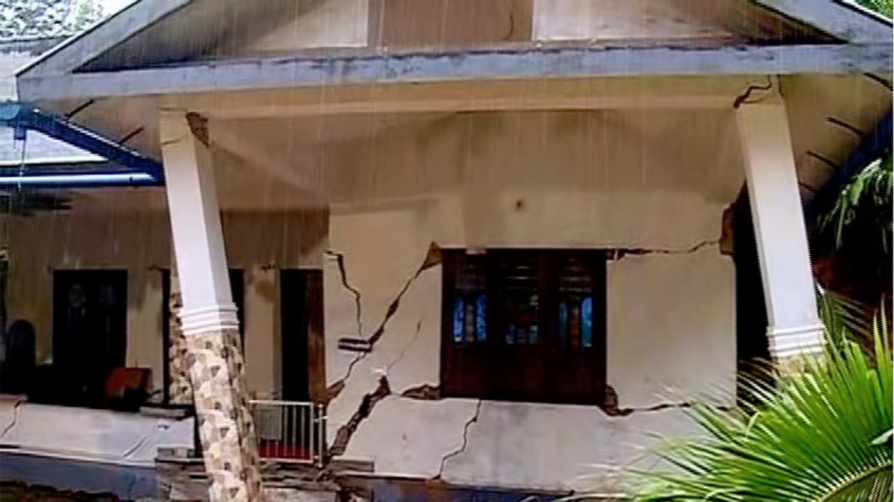 വീടിന് മുകളിലേക്ക് മണ്ണിടിഞ്ഞ് വീണു; കുടുംബത്തിലെ മൂന്ന് പേർ മരിച്ചു വീടിന് മുകളിലേക്ക് മണ്ണിടിഞ്ഞ് വീണു; കുടുംബത്തിലെ മൂന്ന് പേർ മരിച്ചു