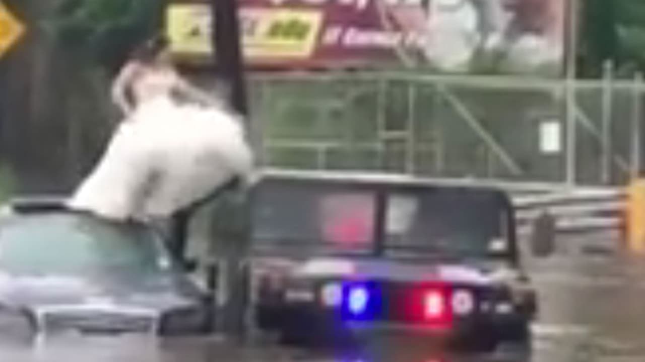 വെള്ളപ്പൊക്കത്തിൽ കാറിന് മുകളിൽ അകപ്പെട്ട വധുവിനെ പൊലീസ് രക്ഷപ്പെടുത്തി വെള്ളപ്പൊക്കത്തിൽ കാറിന് മുകളിൽ അകപ്പെട്ട വധുവിനെ പൊലീസ് രക്ഷപ്പെടുത്തി