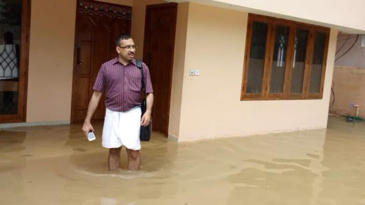വീട്ടില് വെള്ളം കയറി; ഹരികിഷോര് ഐഎഎസും കുടുംബവും ദുരിതാശ്വാസക്യാമ്പില് വീട്ടില് വെള്ളം കയറി; ഹരികിഷോര് ഐഎഎസും കുടുംബവും ദുരിതാശ്വാസക്യാമ്പില്