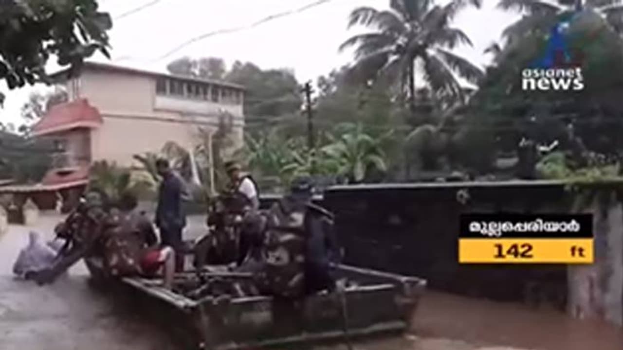 പത്തനംതിട്ടയിൽ ഒറ്റപ്പെട്ട് ആയിരത്തിലേറെ പേർ; രക്ഷാപ്രവര്ത്തിനായി നാവികസേനയയെത്തി പത്തനംതിട്ടയിൽ ഒറ്റപ്പെട്ട് ആയിരത്തിലേറെ പേർ; രക്ഷാപ്രവര്ത്തിനായി നാവികസേനയയെത്തി